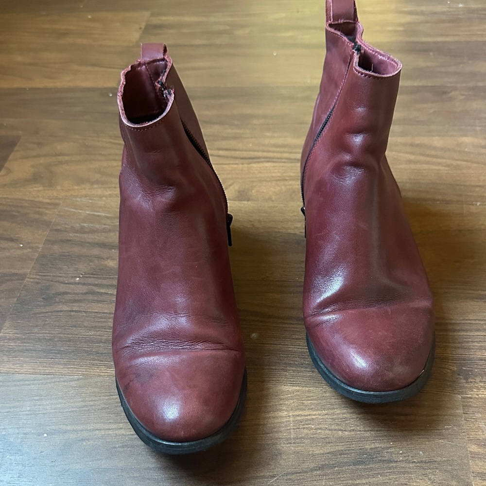 Elegant Maroon Ankle Booties - Picture 1 of 5